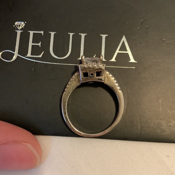 Size 8 ring from Jeulia. - Picture 3 of 4